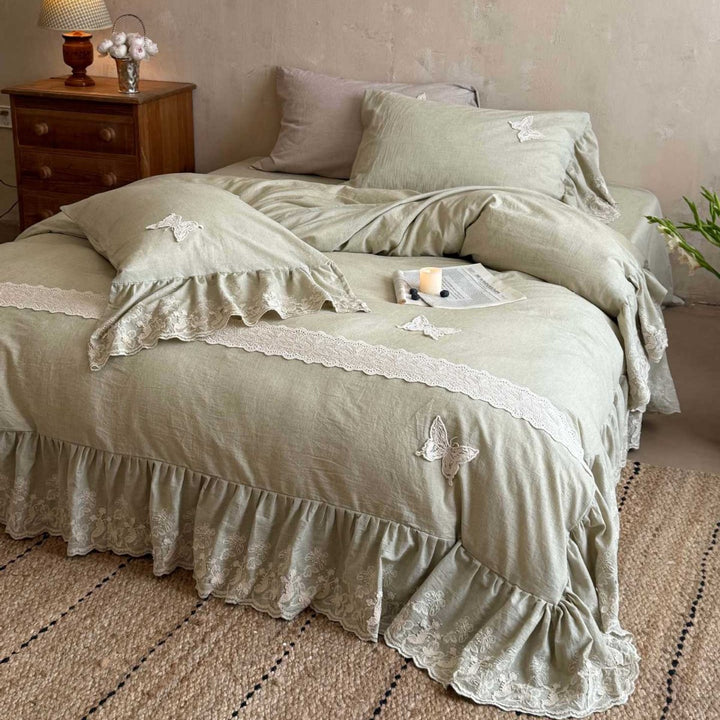 Romantic linen-look bedding set with lace trim and butterfly applique