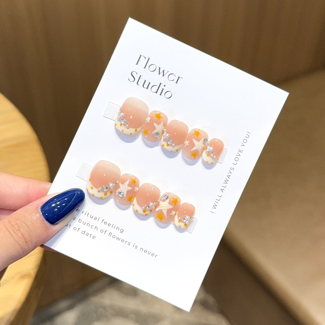 Artificial Nails in Elegant Flower Design Stornfield