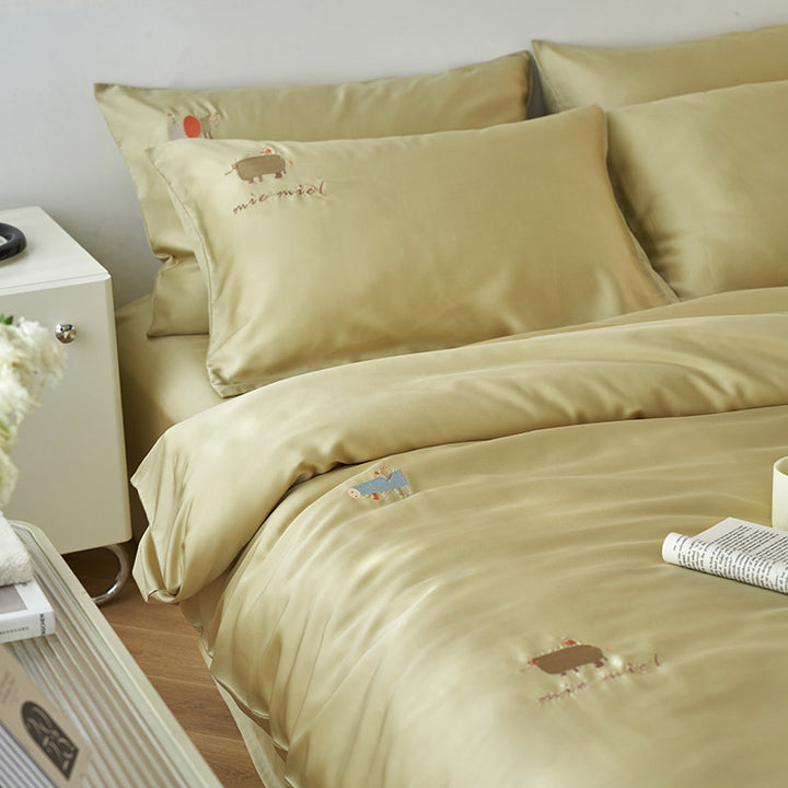 Reversible bedding set made of cotton percale with finely embroidered breakfast motifs