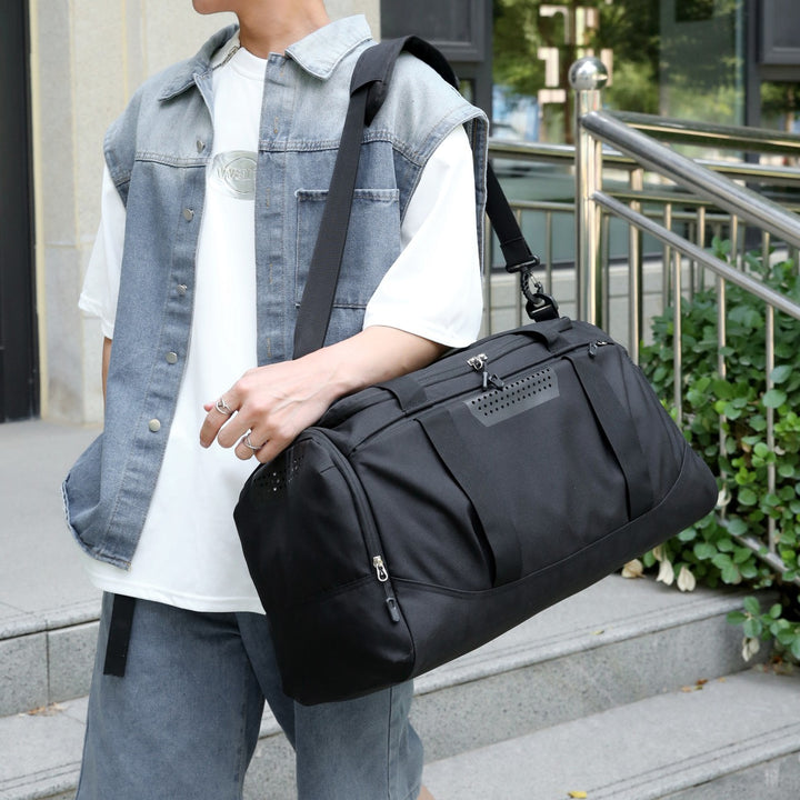 Sporty travel bag with insulating interior compartment Stornfield