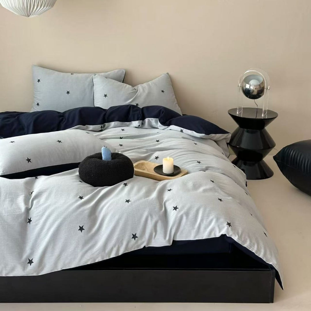 Bedding set made of cotton with strawberry embroidery and tie ribbons