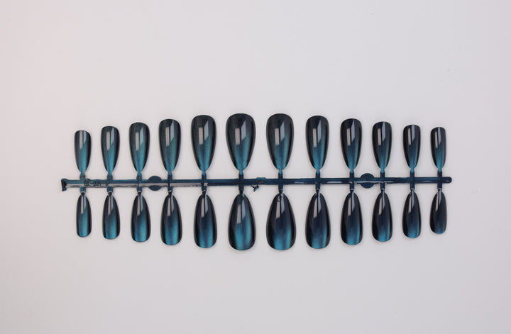 Artificial nail set with shimmering designs Stornfield