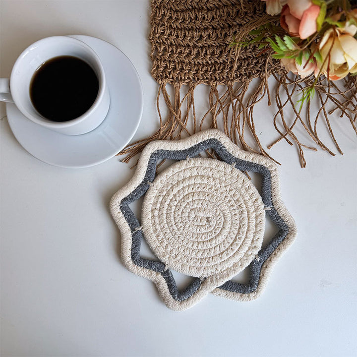 Braided cotton placemat with wavy edge and decorative contrast border