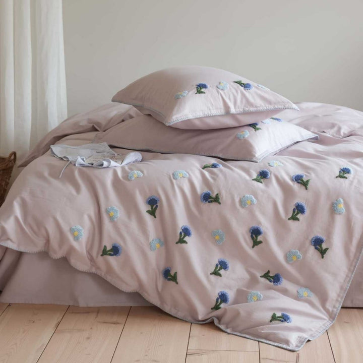 Hand-Embroidered Blue Daisy Cotton-Sateen Duvet Cover Set with Scalloped Trim and Matching Pillow Shams