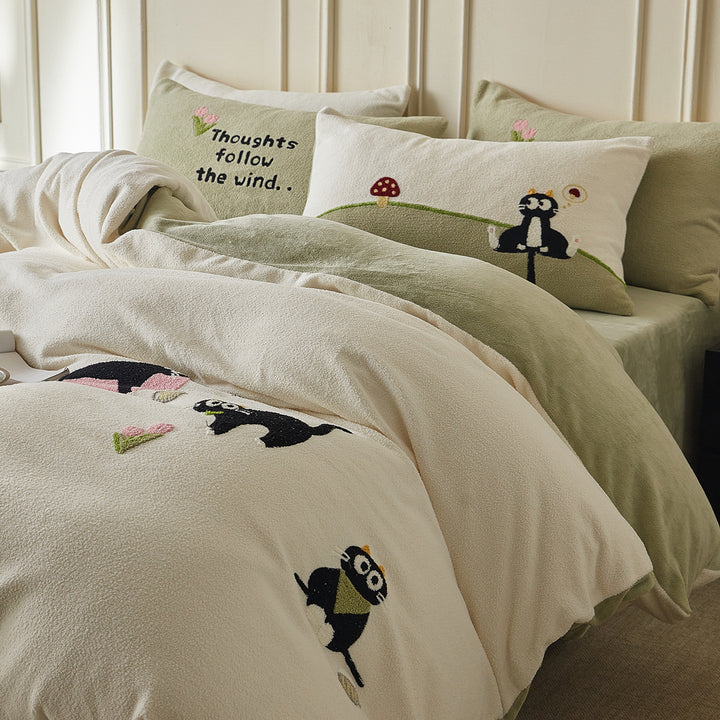 Reversible Sherpa bedding set with embroidered dog motifs