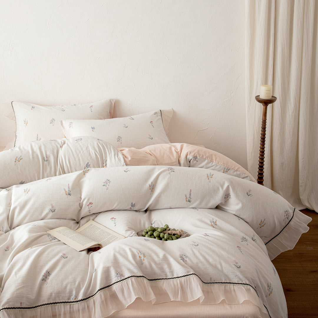 Bedding set with ruffle edge and delicate floral print