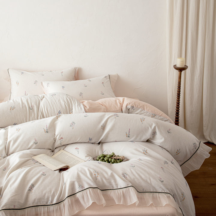 Bedding set with ruffle edge and delicate floral print