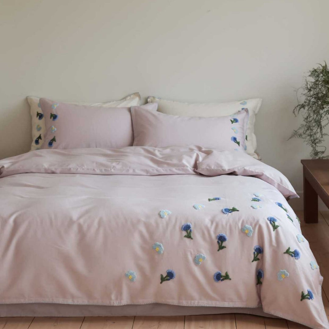 Luxurious bedding set made of cotton satin with hand-stitched floral appliqués