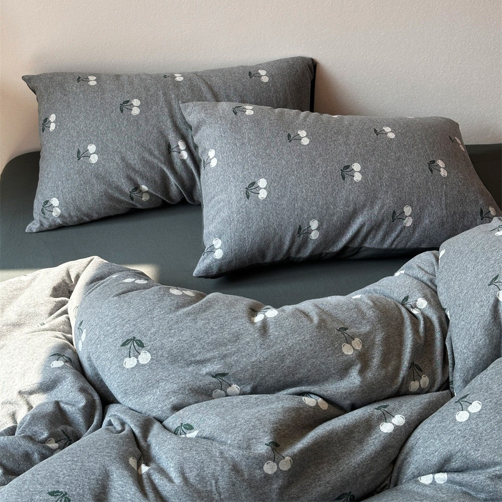 Bedding set made of cotton percale with delicate cherry motif and reversible easy care