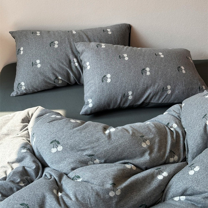 Bedding set made of cotton percale with delicate cherry motif and reversible easy care