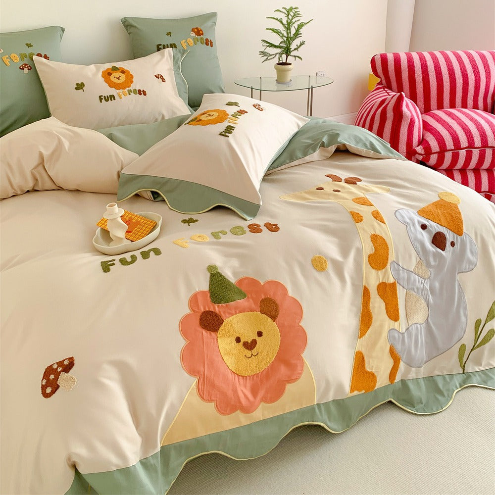 Children's bedding set with embroidered safari appliqués