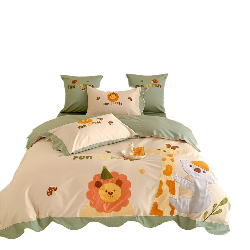 Children's bedding set with embroidered safari appliqués