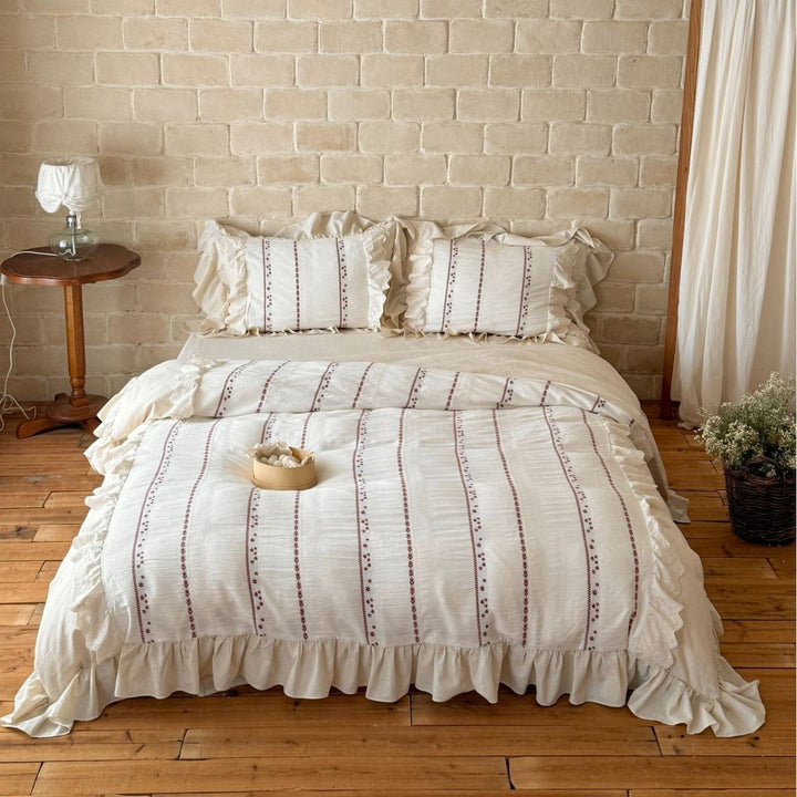 Ruffled cotton-linen bed linen set with embroidered longitudinal stripes