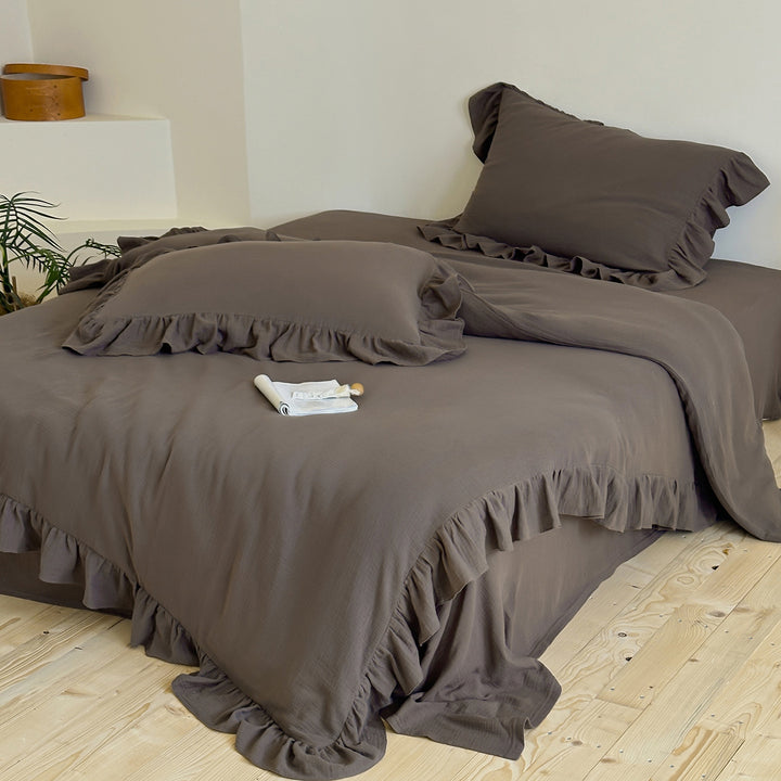 Bedding set with ruffles in lightweight cotton muslin quality