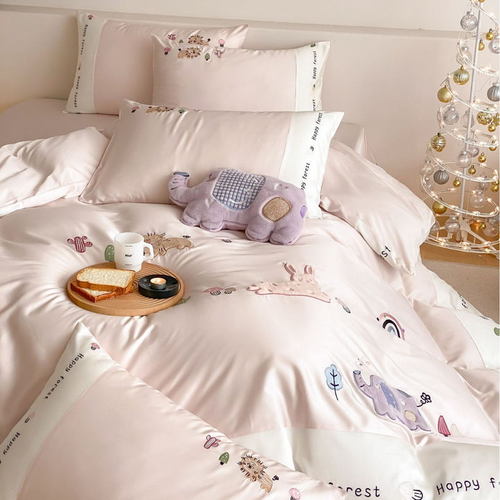 Playful children's bedding set in satin look with 3D elephant appliqués and happy forest print