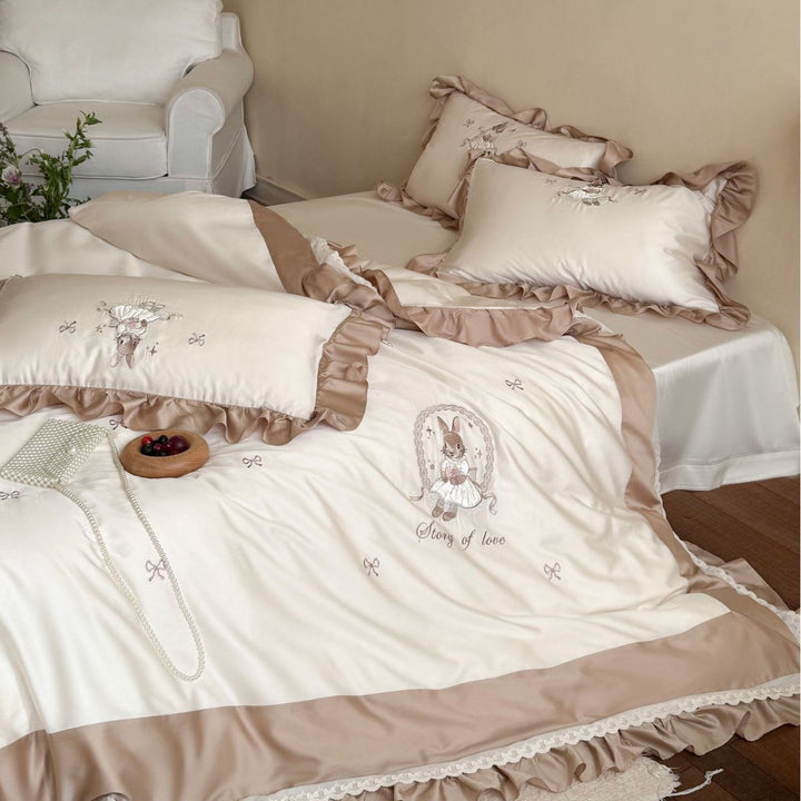 Playful cotton satin bedding set with ruffled edge and embroidered rabbit motif