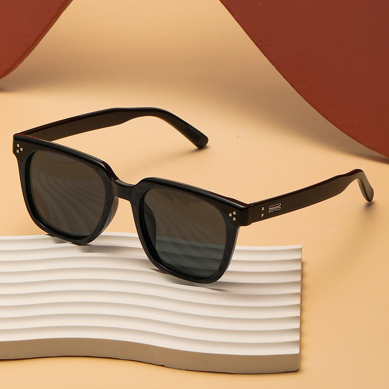 Women's sunglasses in modern square design with polarized lenses Stornfield