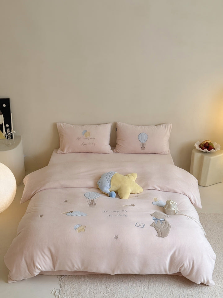 Children's bedding set made of cotton with appliquéd hot air balloon and teddy bear motifs Stornfield