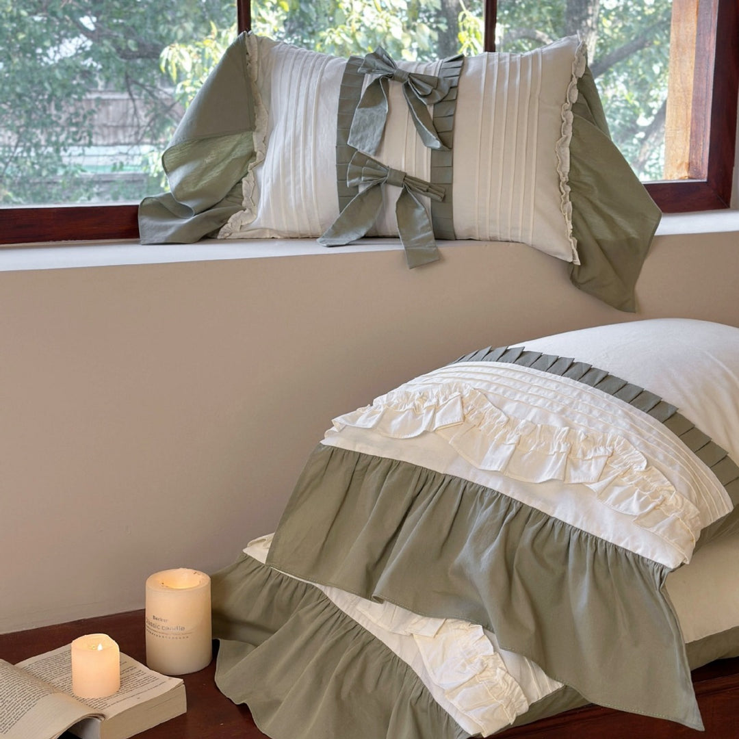 Bedding set with ruffles and decorative bows