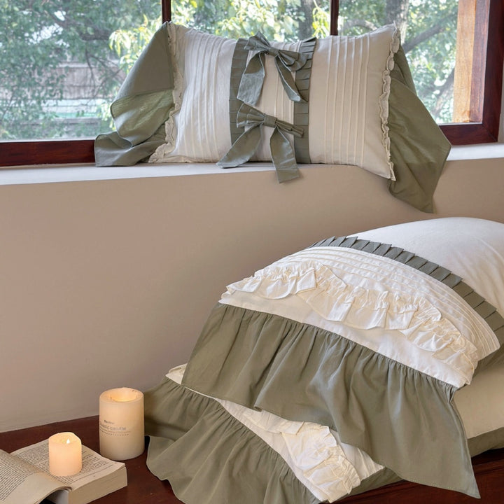 Bedding set with ruffles and decorative bows