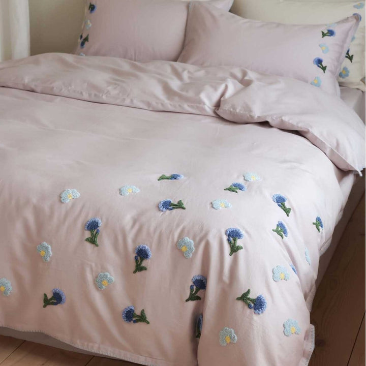 Hand-Embroidered Blue Daisy Cotton-Sateen Duvet Cover Set with Scalloped Trim and Matching Pillow Shams
