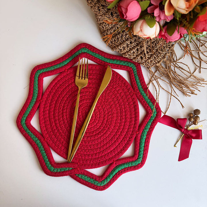 Braided cotton placemat with wavy edge and decorative contrast border