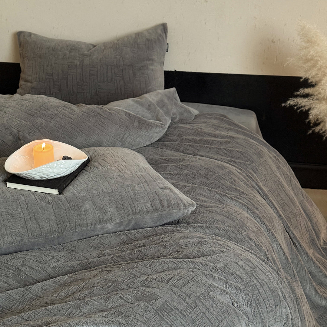 Structured linen-cotton bedding set with embossed relief quilting and extra soft feel