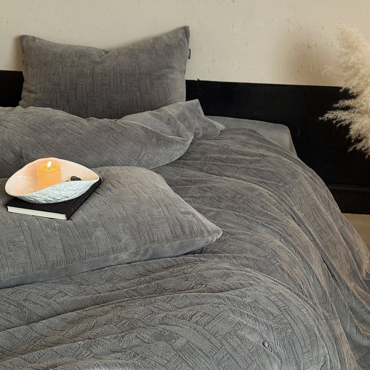 Structured linen-cotton bedding set with embossed relief quilting and extra soft feel