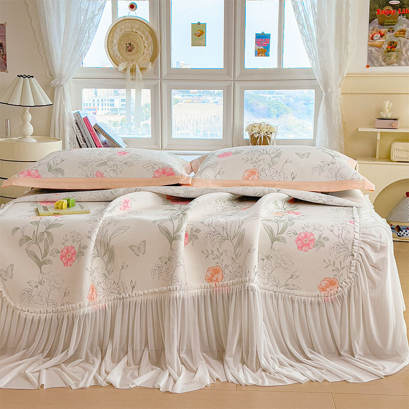 Women's elegant and decorative bedding throw set with cheerful floral pattern Stornfield