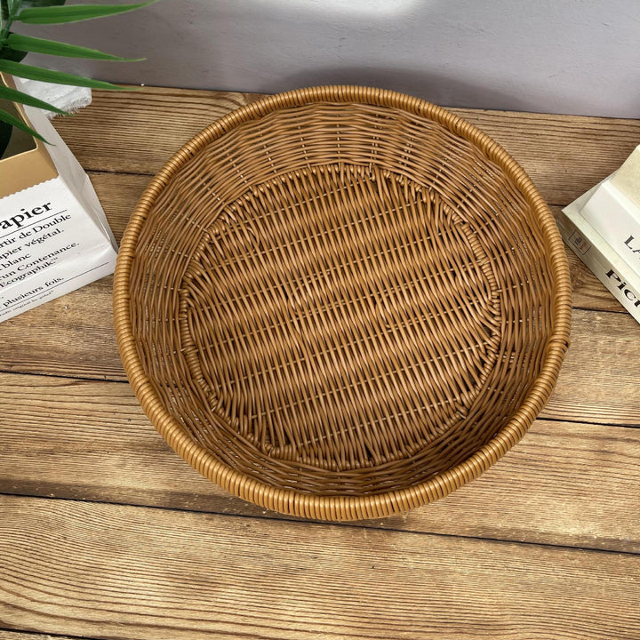 Women’s round serving basket made of woven rattan Stornfield