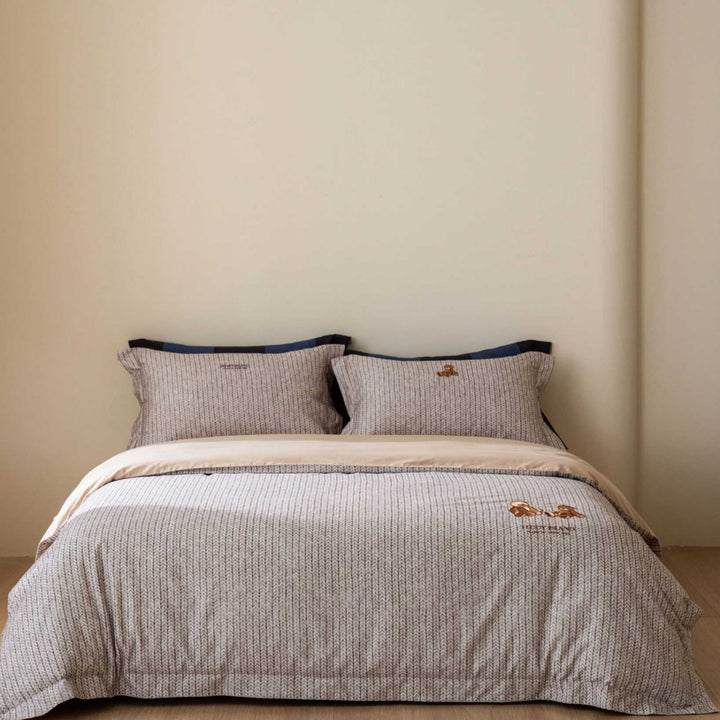 Checkered bedding set with reversible design and pillowcases