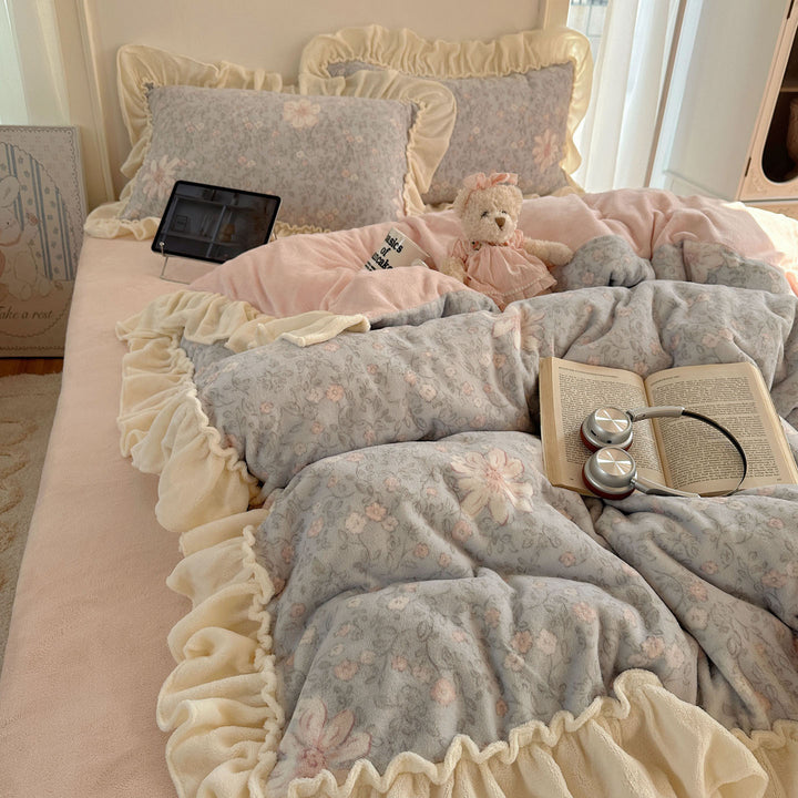 Floral Patterned Ruffled Comforter Set