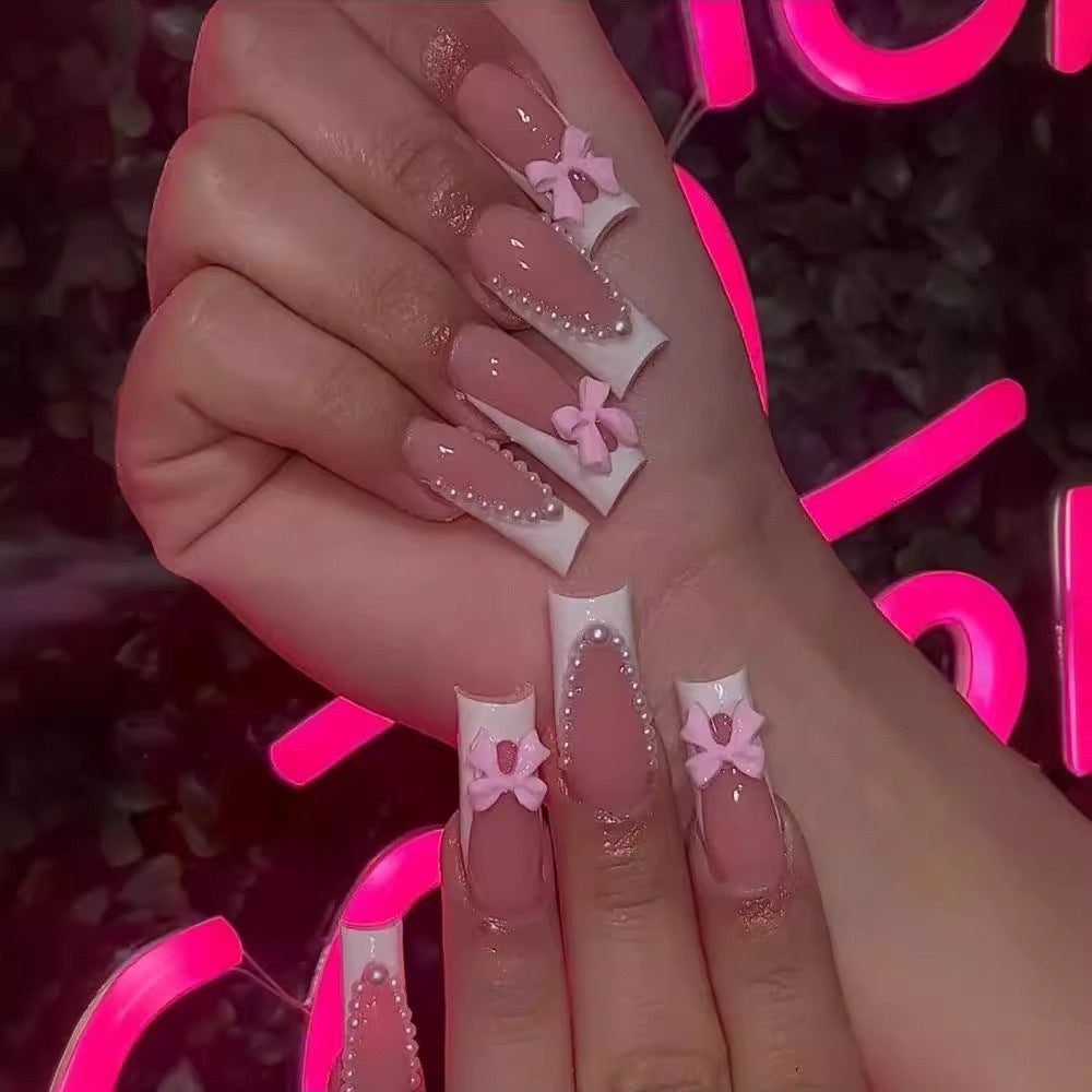 Artificial nails with delicate flower and pearl embellishments Stornfield