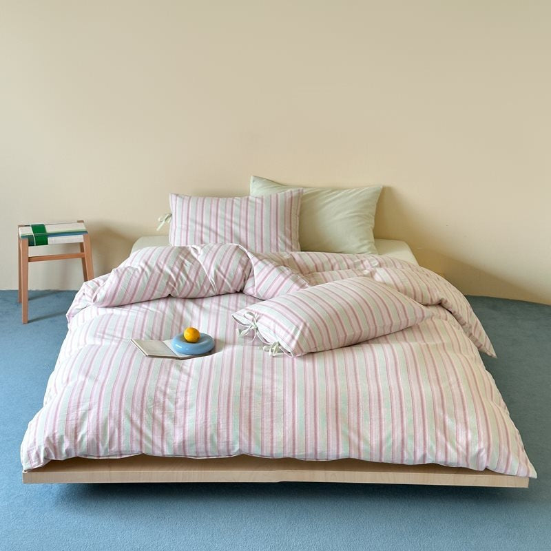 Bedding set made of breathable cotton with a fine stripe pattern and zipper cover