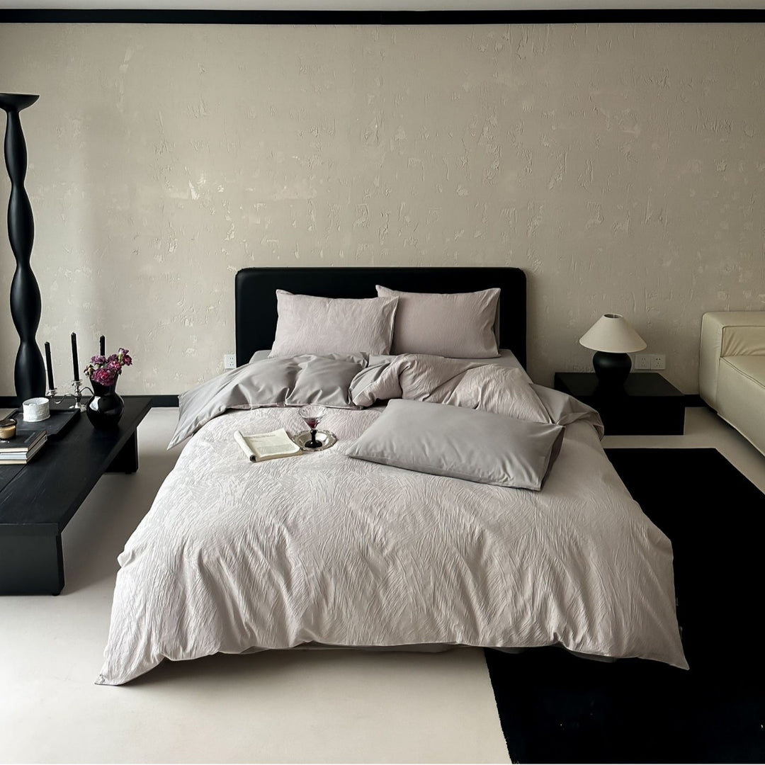 Bedding set made of crinkle-embossed cotton satin with easy-care finish and hotel closure