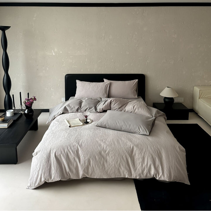 Bedding set made of crinkle-embossed cotton satin with easy-care finish and hotel closure