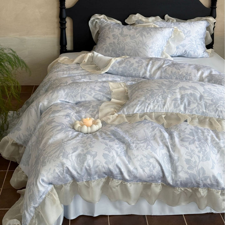 Romantic bedding set in floral jacquard with decorative frill