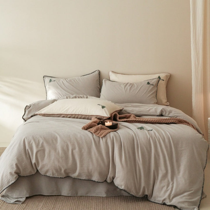 Bedding set made of cotton satin with fine embroidery and contrasting hem