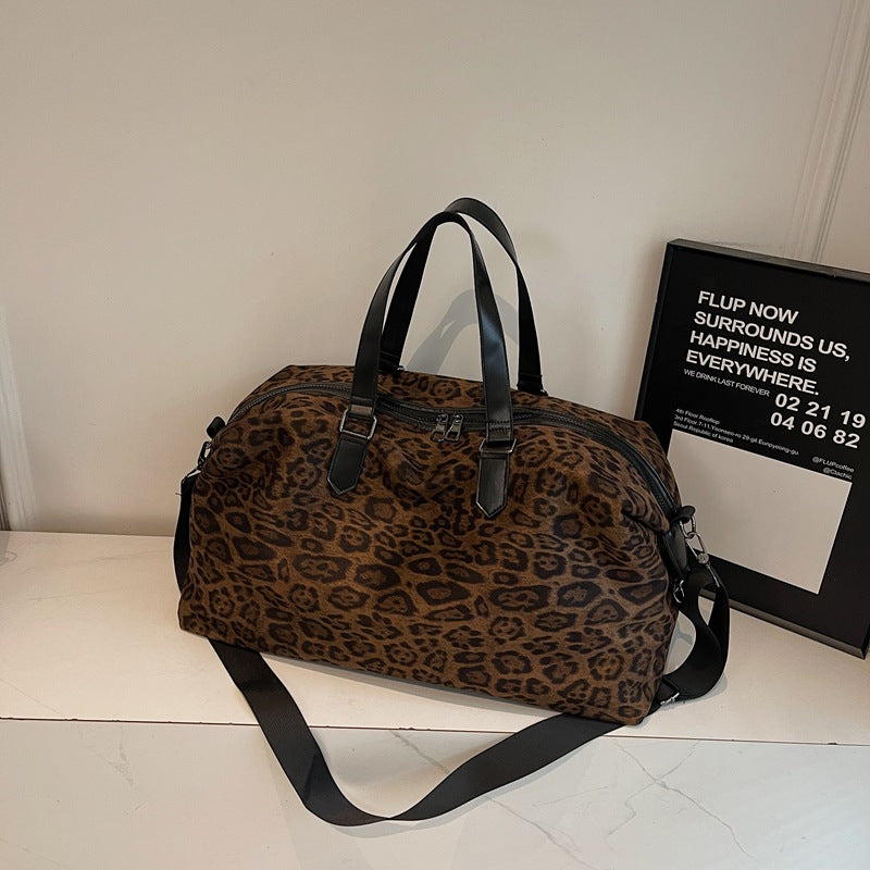 Weekend travel bag in fashionable leopard pattern Stornfield
