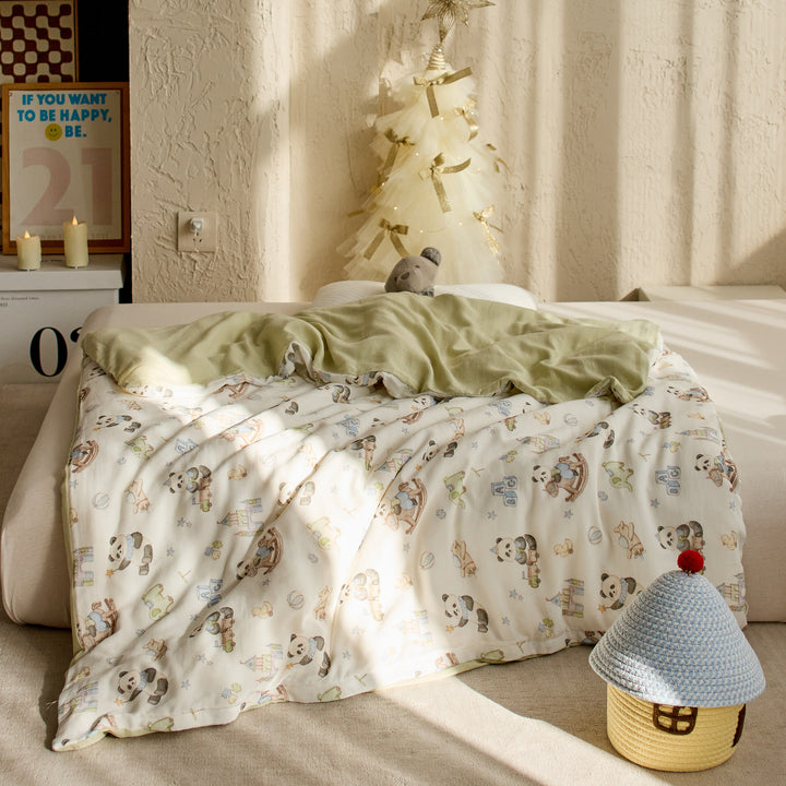 Kids bedding set with cute lion motifs made of soft cotton muslin