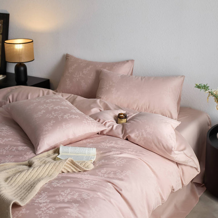 Fine cotton satin bedding set with tulip jacquard structure and hotel closure