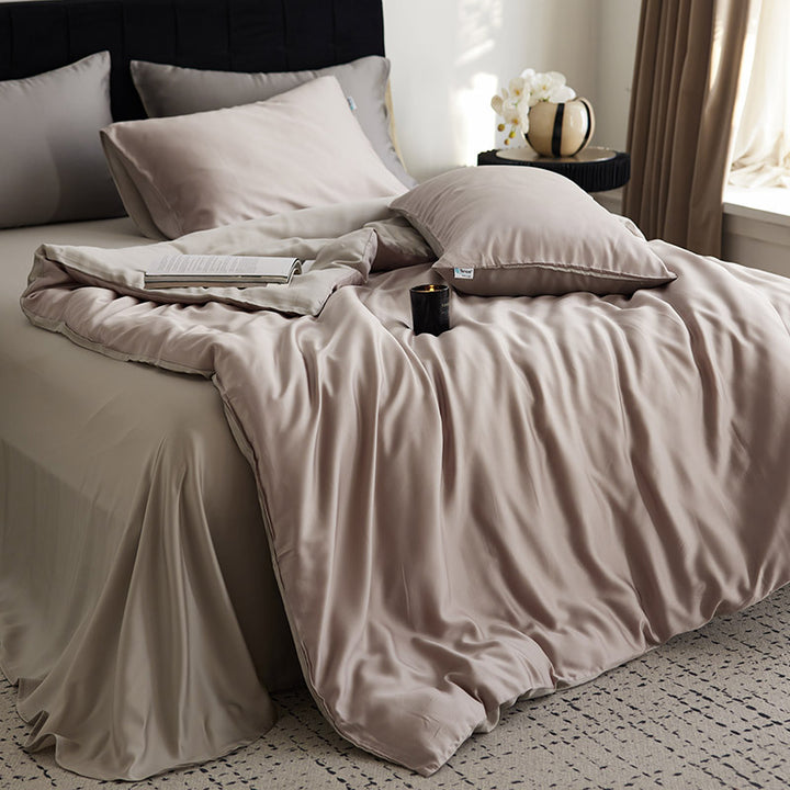 Reversible bedding set made of cotton satin with a silky feel and subtle quilted border