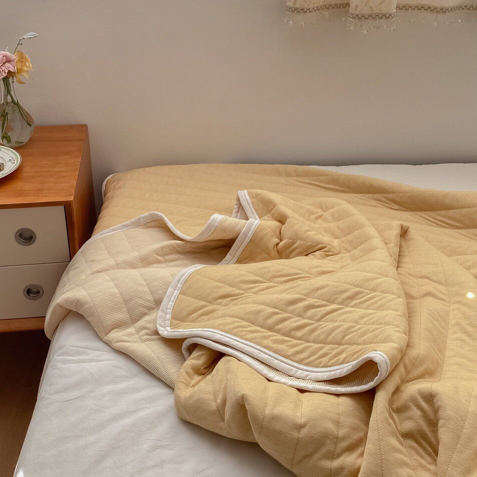 Quilted all-season duvet made of cotton blend fabric with fine cord texture
