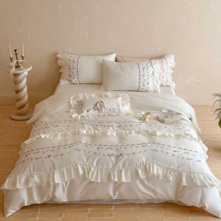 Bedding set with ruffle, delicate floral embroidery and satin cotton look