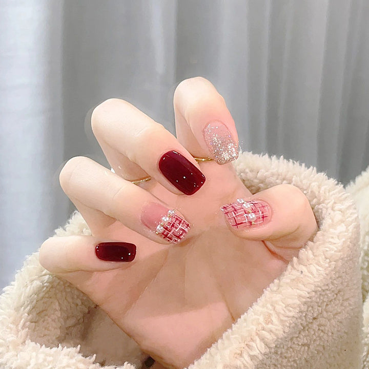Artificial nail set with glamorous glitter and textural accents Stornfield