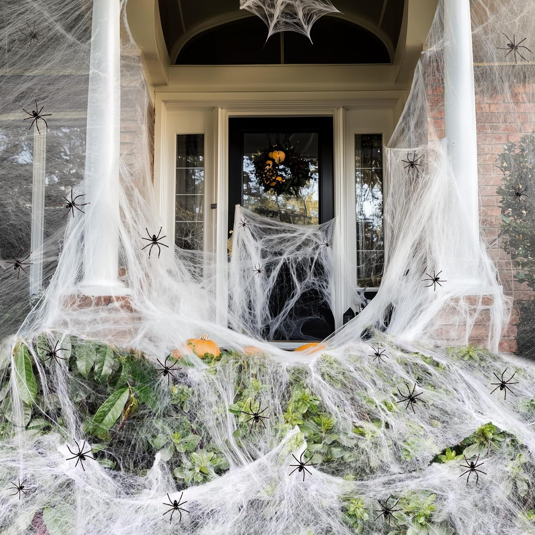 Halloween decoration set with stretchable artificial cobwebs and decorative spiders