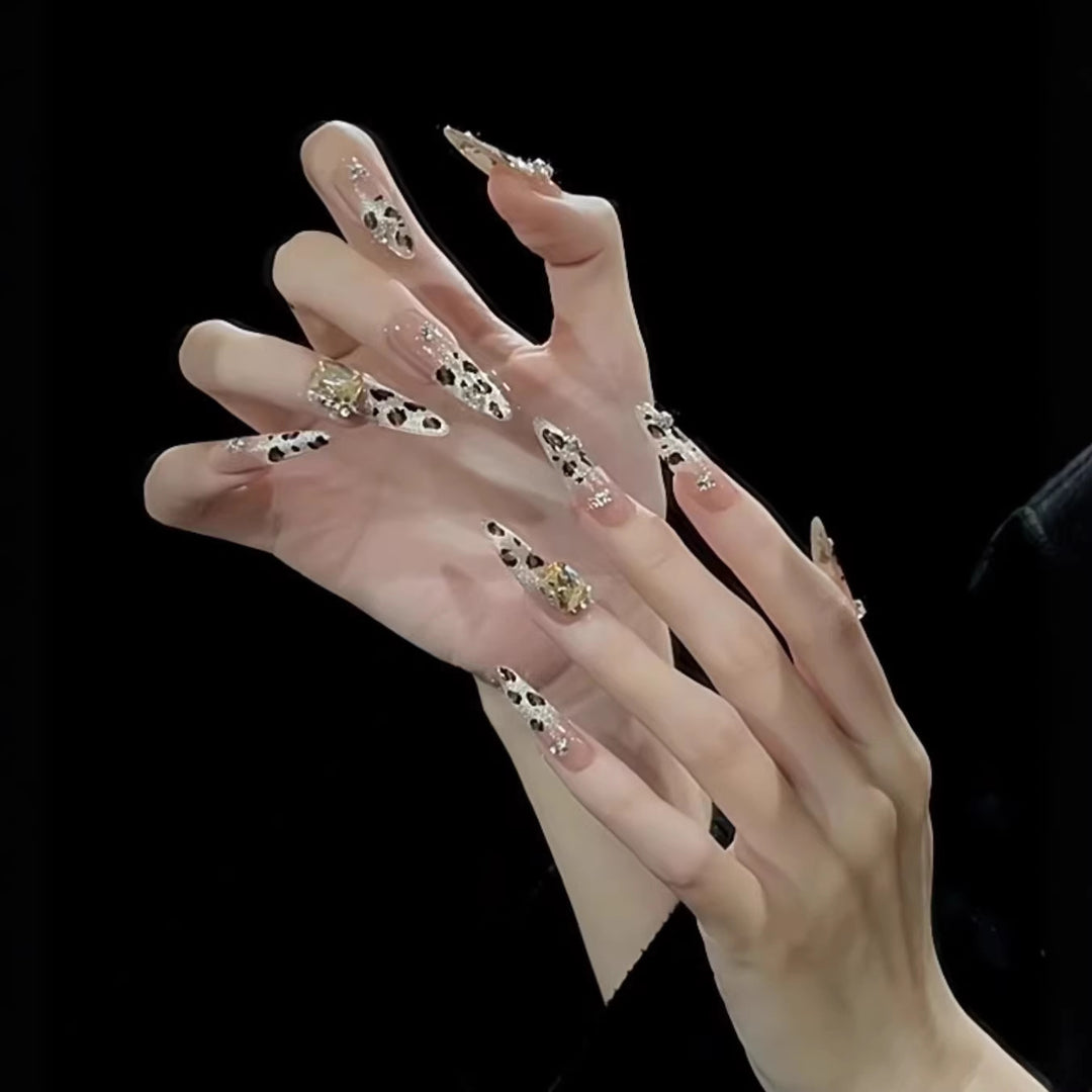 Artificial nails with glamorous glitter accents and leopard print Stornfield