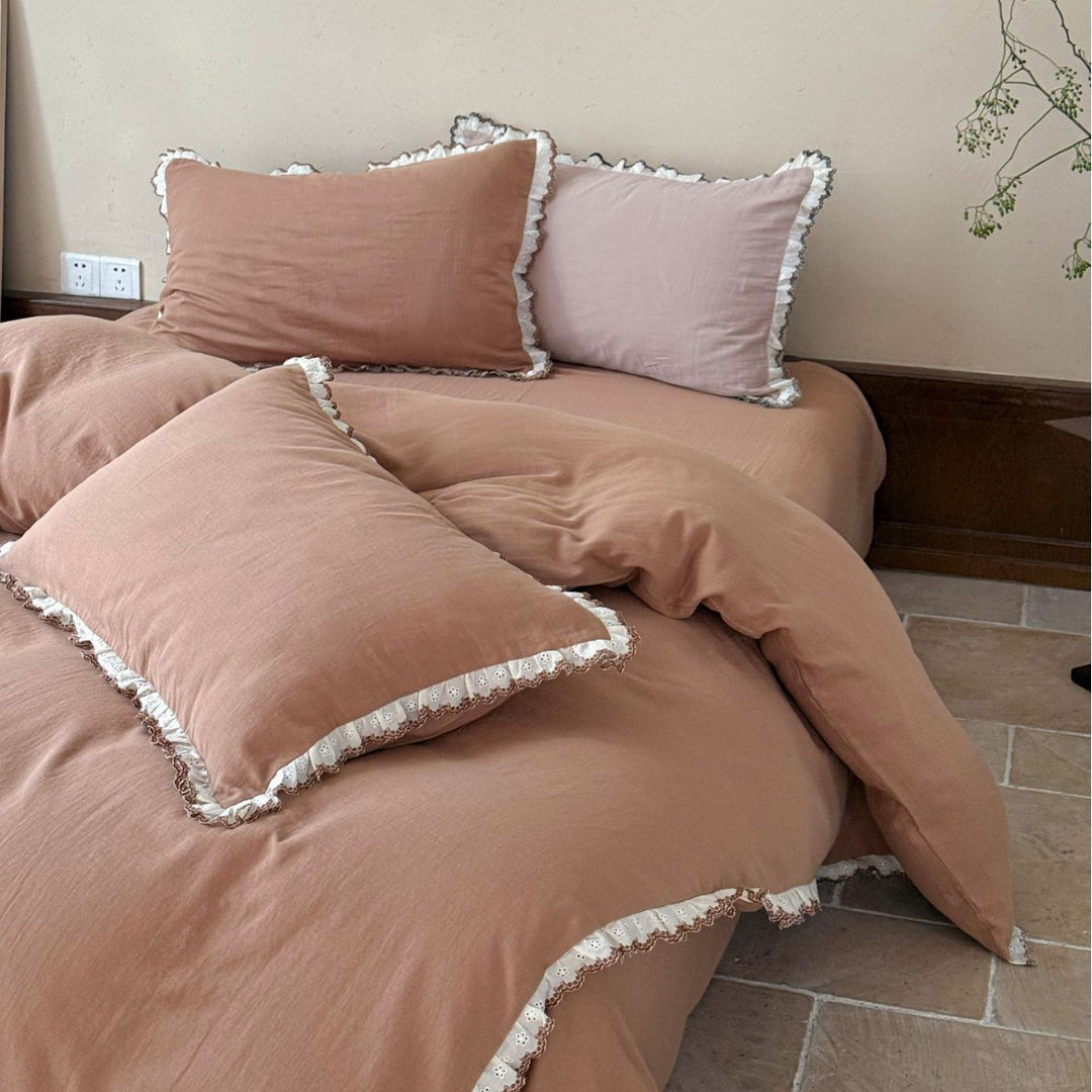 Bedding set made of linen-cotton blend with delicate lace ruffle