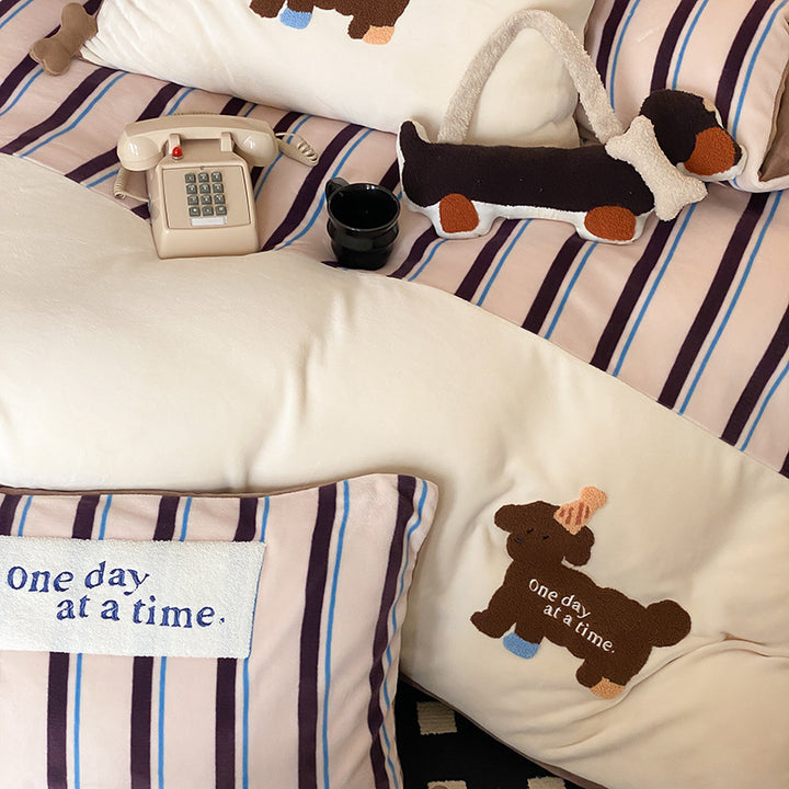 Cotton bedding set with striped look, embroidery motif and plush application