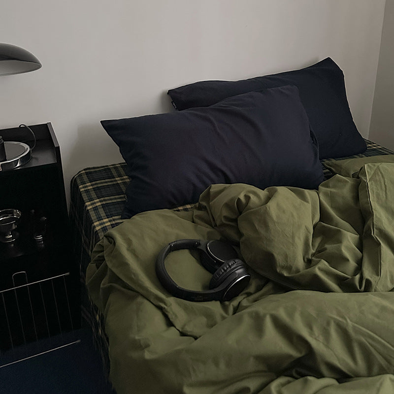 Checked bedding set made of linen-cotton mix with fitted sheet and pillowcases